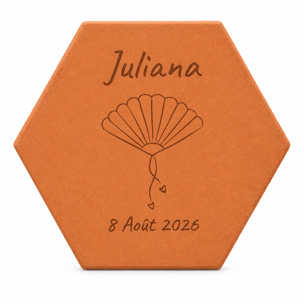 Tomette Enfant - Eventail avec rubans corail, rose et blanc, motif gravé et lumière douce — vue sur fond blanc