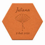 Tomette Enfant - Eventail avec rubans corail, rose et blanc, motif gravé et lumière douce — vue sur fond blanc