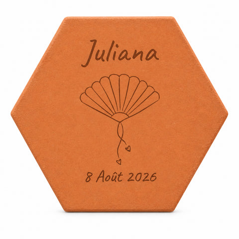 Tomette Enfant - Eventail avec rubans corail, rose et blanc, motif gravé et lumière douce — vue sur fond blanc