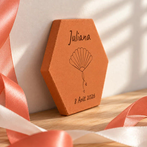 Tomette Enfant - Eventail avec rubans corail, rose et blanc, motif gravé et lumière douce — vue de profil