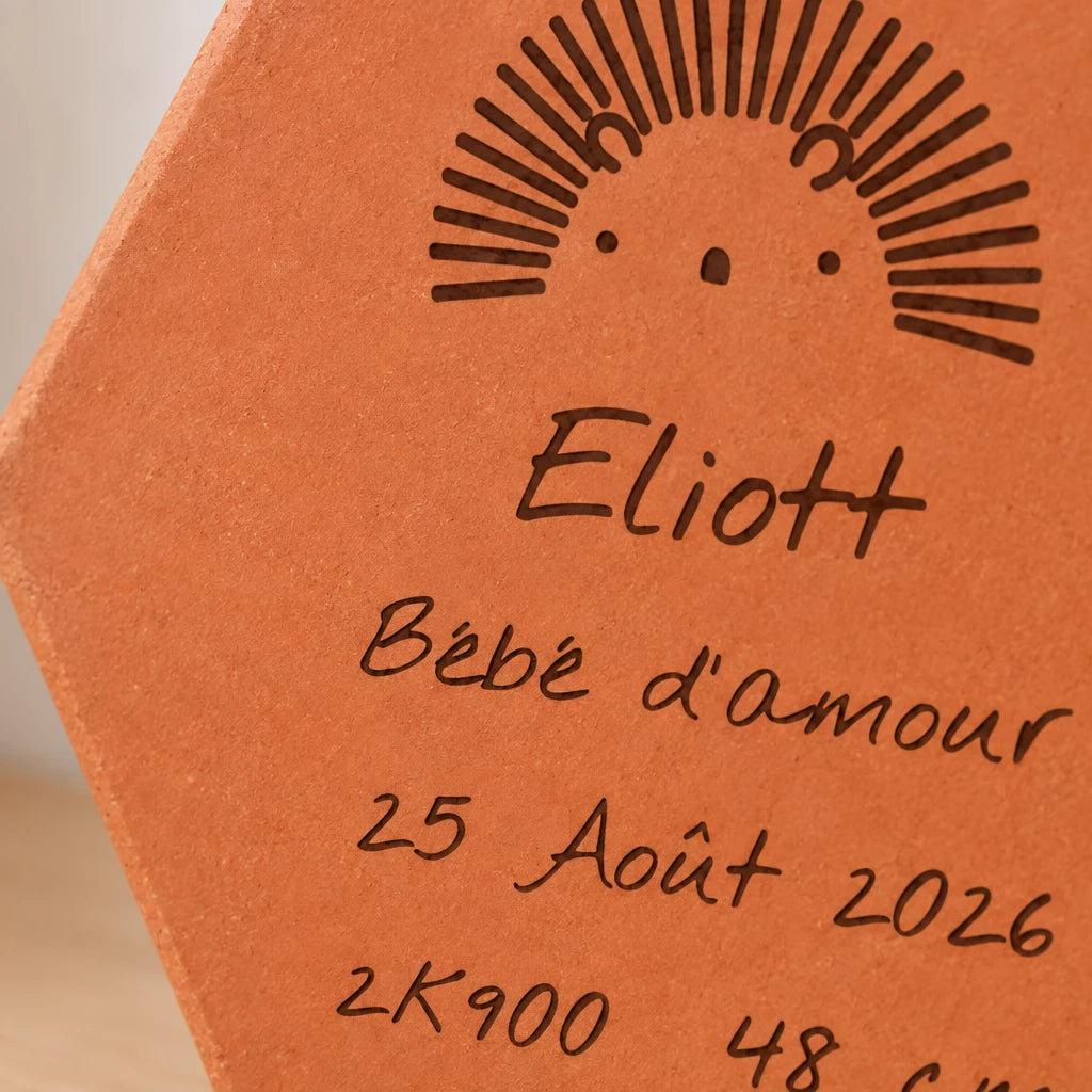 Tomette Enfant - Hérisson en terre cuite, avec texte personnalisé en exemple. — vue rapprochée du motif