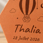 Tomette Enfant - Montgolfière personnalisée, avec prénom et date gravés sur terre cuite. — vue rapprochée du motif