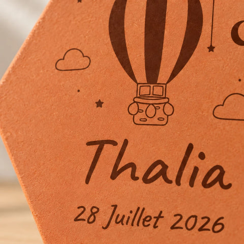 Tomette Enfant - Montgolfière personnalisée, avec prénom et date gravés sur terre cuite. — vue rapprochée du motif