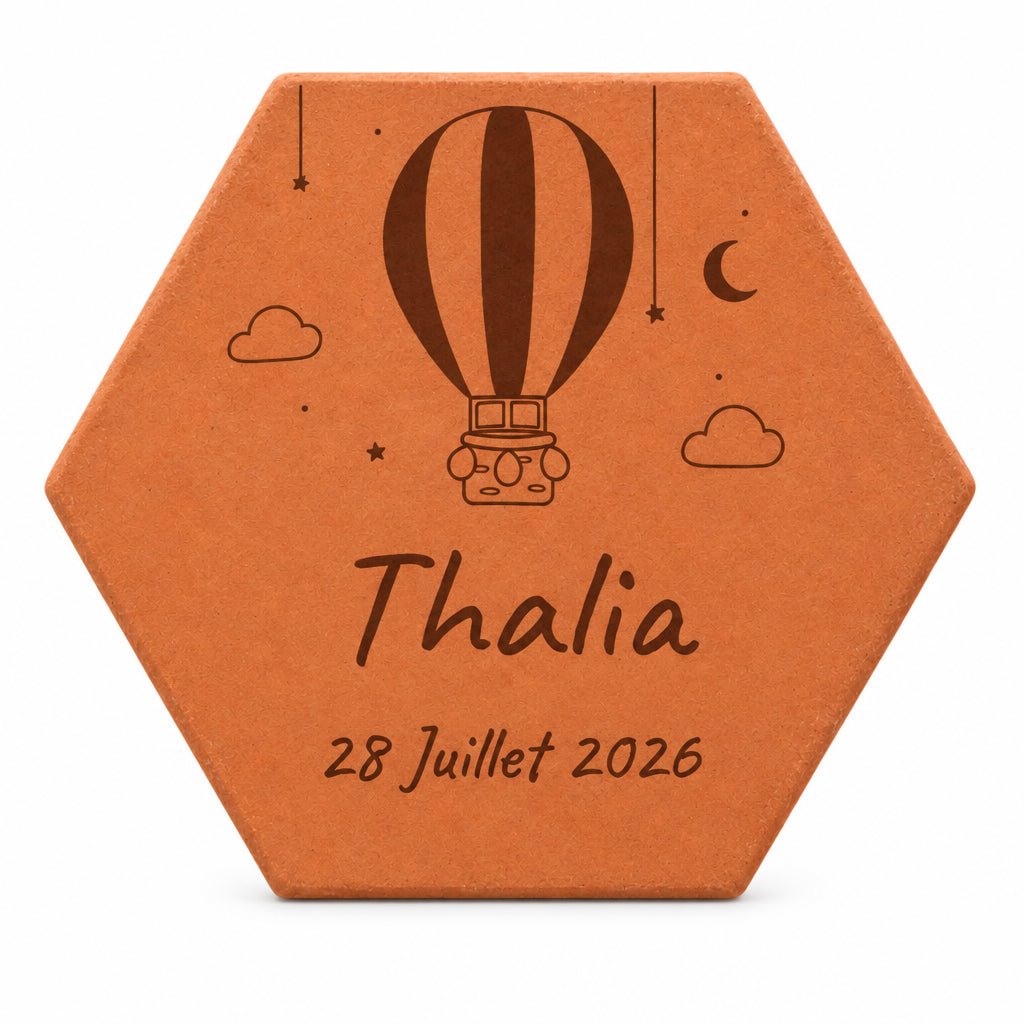 Tomette Enfant - Montgolfière personnalisée, avec prénom et date gravés sur terre cuite. — vue sur fond blanc