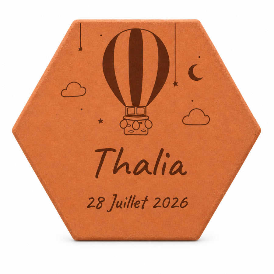 Tomette Enfant - Montgolfière personnalisée, avec prénom et date gravés sur terre cuite. — vue sur fond blanc