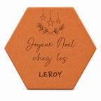 Tomette de Noël personnalisée « Joyeux Noël chez les Leroy », étoiles suspendues et rameaux de sapin gravés, sur fond blanc.