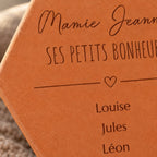 Tomette décorative Les petits bonheurs de Mamie avec prénoms et cœur séparateur — vue rapprochée du motif