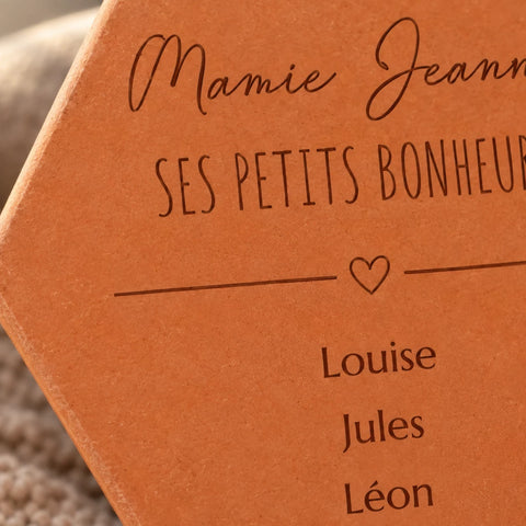 Tomette décorative Les petits bonheurs de Mamie avec prénoms et cœur séparateur — vue rapprochée du motif