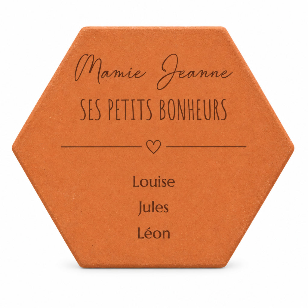 Tomette décorative Les petits bonheurs de Mamie avec prénoms et cœur séparateur — vue sur fond blanc