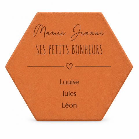 Tomette décorative Les petits bonheurs de Mamie avec prénoms et cœur séparateur — vue sur fond blanc
