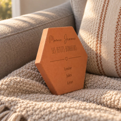 Tomette décorative Les petits bonheurs de Mamie avec prénoms et cœur séparateur — vue de profil