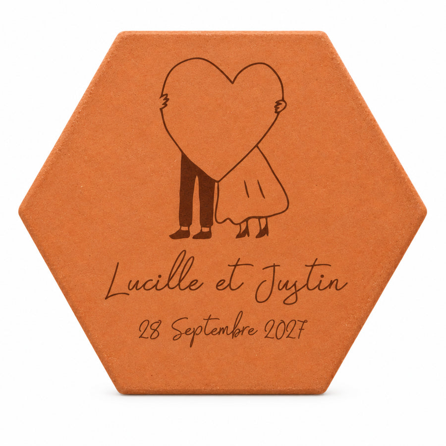 Tomette Mariage - Gros coeur sur lit de ballons blancs, fond entier de l’image — vue sur fond blanc