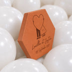 Tomette Mariage - Gros coeur sur lit de ballons blancs, fond entier de l’image — vue de profil