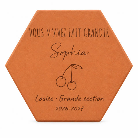 Tomette personnalisée Merci maîtresse, motif cerises, sur vieux bureau d’écolier avec dessin et crayons — vue sur fond blanc
