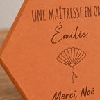 Tomette personnalisée Merci maîtresse avec motif éventail cœur et message de remerciement — vue rapprochée du motif