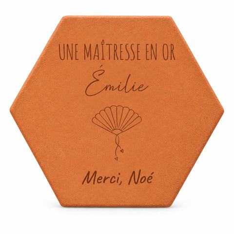 Tomette personnalisée Merci maîtresse avec motif éventail cœur et message de remerciement — vue sur fond blanc