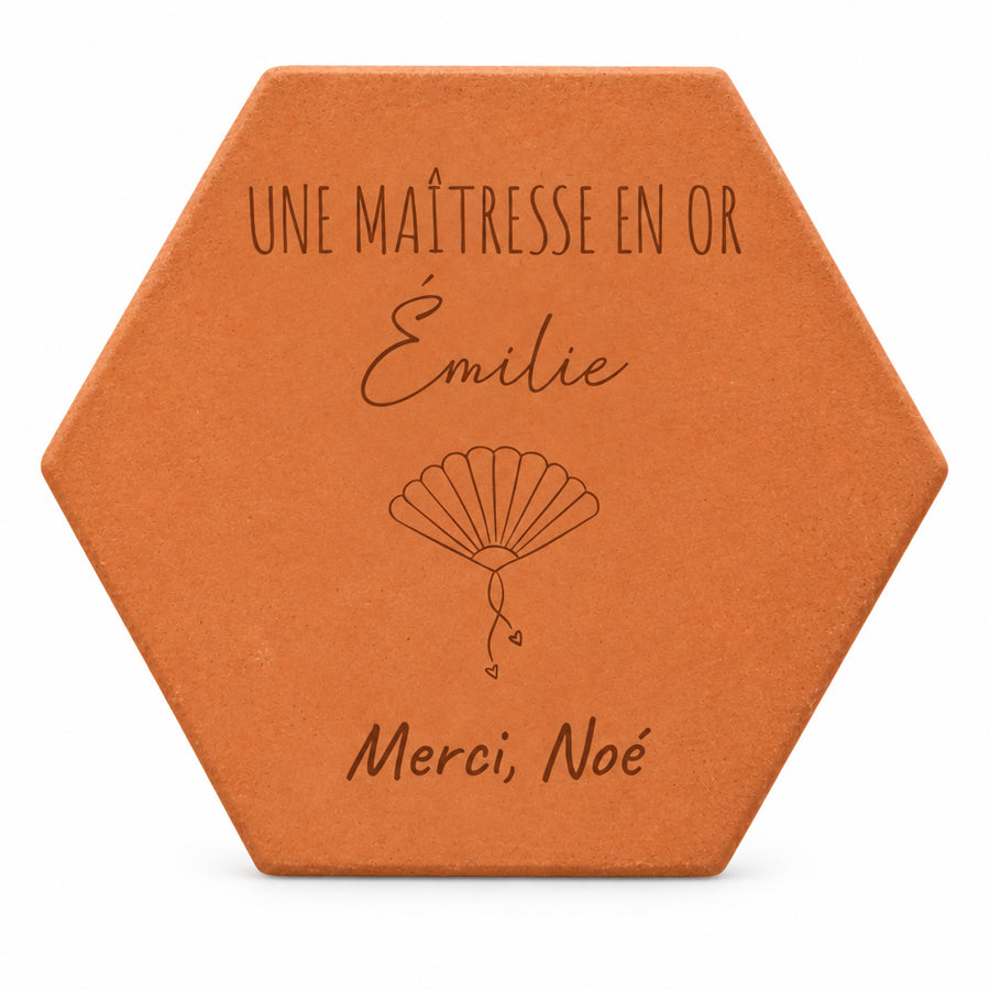 Tomette personnalisée Merci maîtresse avec motif éventail cœur et message de remerciement — vue sur fond blanc