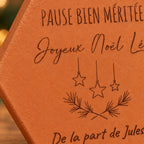 Gros plan sur « Pause bien méritée », « Joyeux Noël Léa » et les étoiles suspendues gravés.