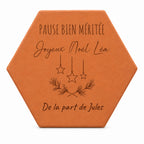 Cadeau de Noël pour la maîtresse : tomette « Pause bien méritée, Joyeux Noël Léa, de la part de Jules », étoiles et rameaux gravés, sur fond blanc.