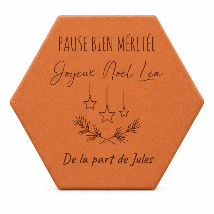 Christmas gift for a teacher: tile engraved with “Pause bien méritée, Joyeux Noël Léa, de la part de Jules”, stars and sprigs, on a white background.
