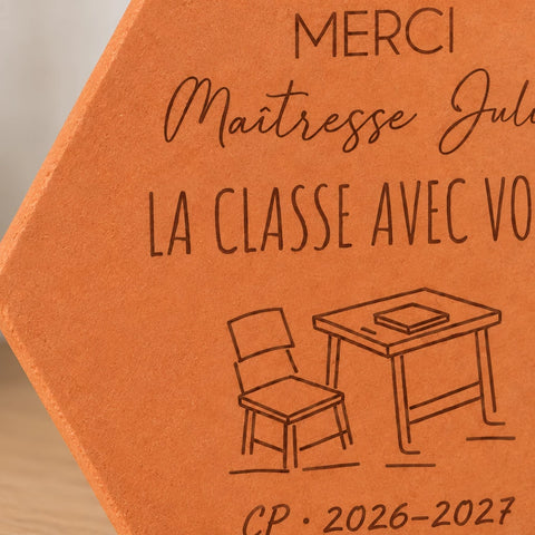 Tomette personnalisée Merci maîtresse — La classe avec vous, motif bureau d’écolier — vue rapprochée du motif