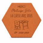 Tomette personnalisée Merci maîtresse — La classe avec vous, motif bureau d’écolier — vue sur fond blanc
