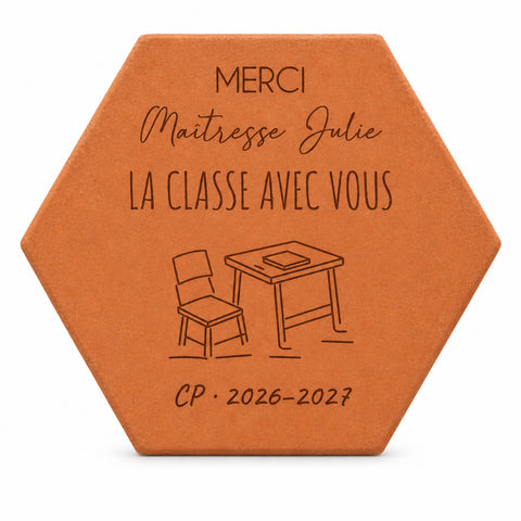 Tomette personnalisée Merci maîtresse — La classe avec vous, motif bureau d’écolier — vue sur fond blanc
