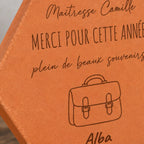 Carreau décoratif personnalisé motif cartable avec message de merci pour la maîtresse. — vue rapprochée du motif