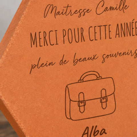 Carreau décoratif personnalisé motif cartable avec message de merci pour la maîtresse. — vue rapprochée du motif