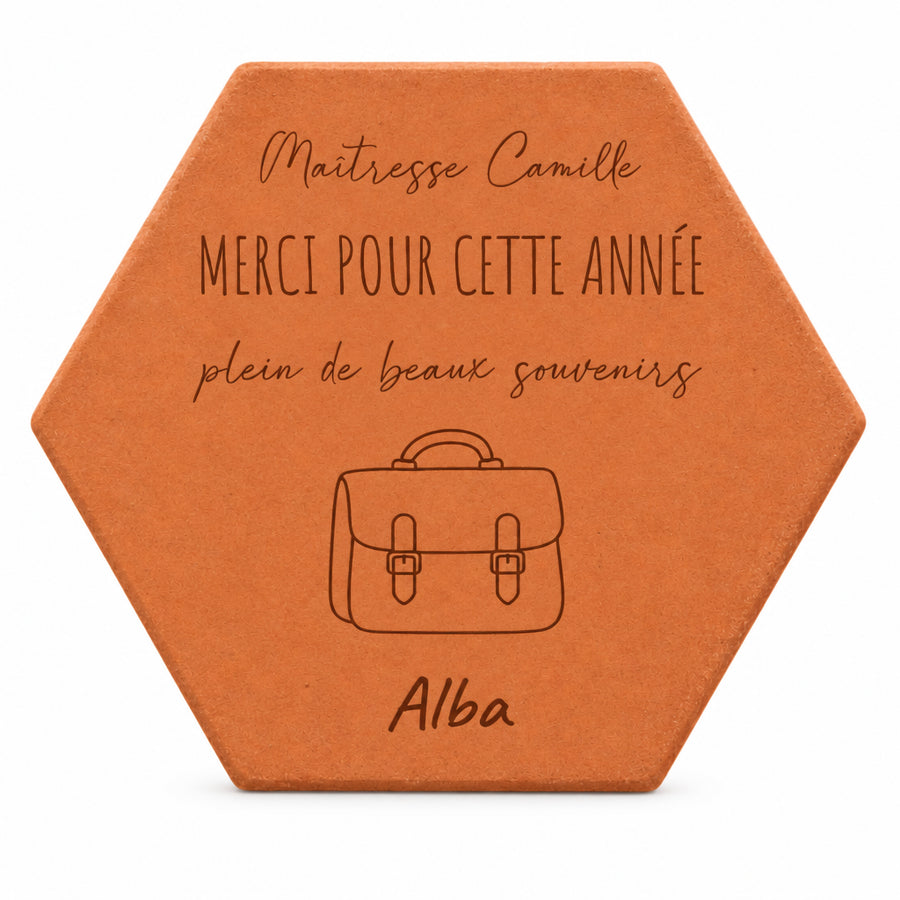 Carreau décoratif personnalisé motif cartable avec message de merci pour la maîtresse. — vue sur fond blanc