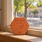 Carreau décoratif personnalisé Merci Maîtresse avec avion en papier et prénom d’enfant. — vue en situation