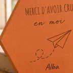 Carreau décoratif personnalisé Merci Maîtresse avec avion en papier et prénom d’enfant. — vue rapprochée du motif