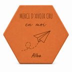 Carreau décoratif personnalisé Merci Maîtresse avec avion en papier et prénom d’enfant. — vue sur fond blanc