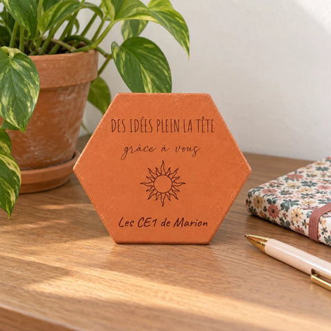 Tomette Merci maîtresse avec motif soleil flamboyant et message pour enseignant — vue en situation