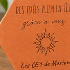 Tomette Merci maîtresse avec motif soleil flamboyant et message pour enseignant — vue rapprochée du motif