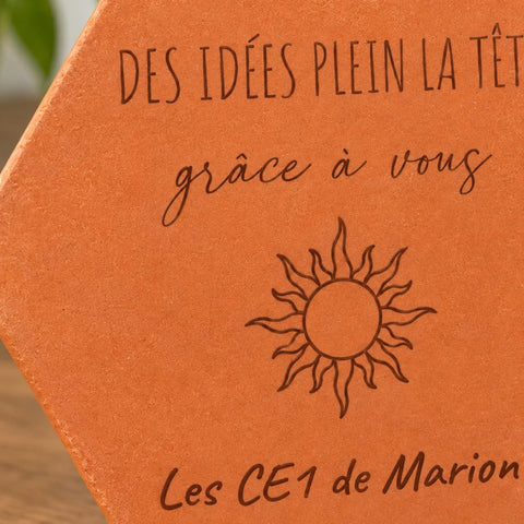 Tomette Merci maîtresse avec motif soleil flamboyant et message pour enseignant — vue rapprochée du motif