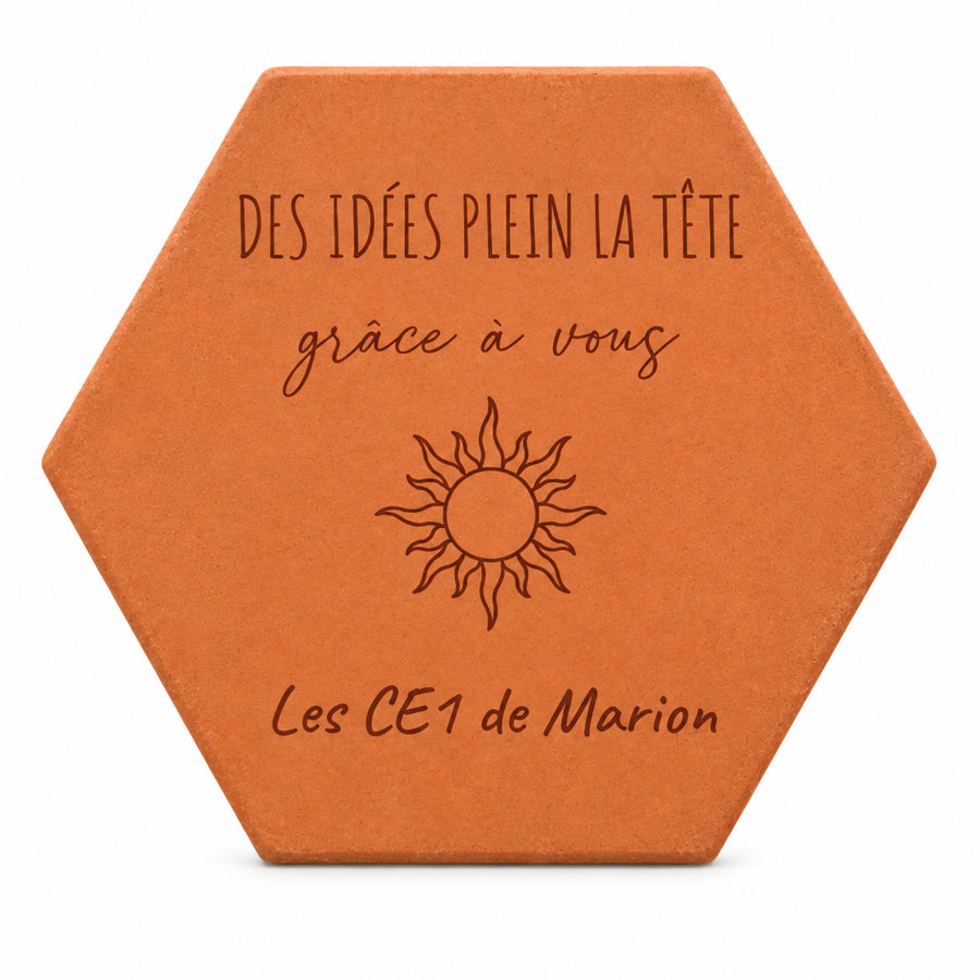 Tomette Merci maîtresse avec motif soleil flamboyant et message pour enseignant — vue sur fond blanc