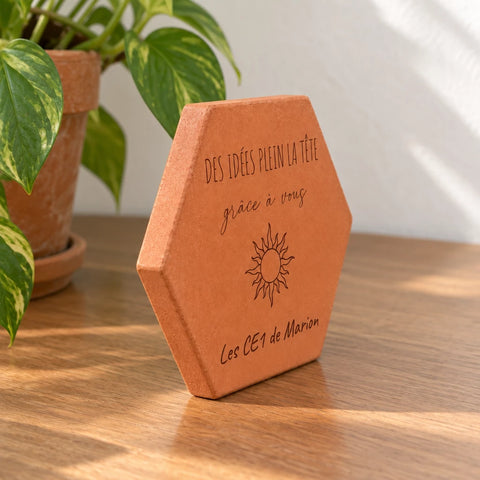 Tomette Merci maîtresse avec motif soleil flamboyant et message pour enseignant — vue de profil