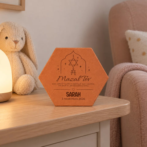 Tomette de naissance Mazal Tov avec étoile de David, rameau, prénom et détails de naissance. — vue en situation