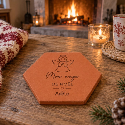 Carreau décoratif personnalisé Mon Ange de noël en terre cuite, motif ange de Noël et cœur entre filets. — vue en situation
