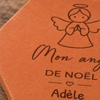 Carreau décoratif personnalisé Mon Ange de noël en terre cuite, motif ange de Noël et cœur entre filets. — vue rapprochée du motif