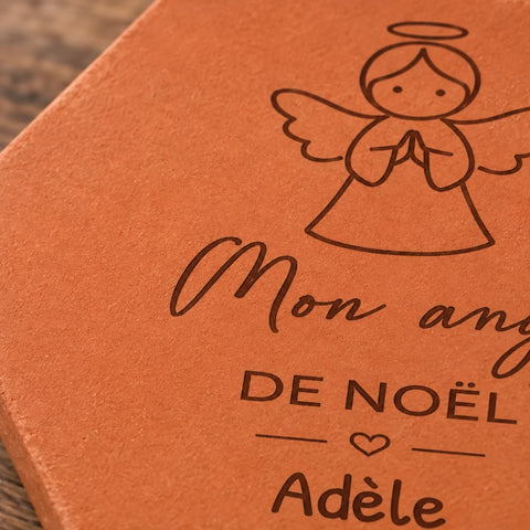 Carreau décoratif personnalisé Mon Ange de noël en terre cuite, motif ange de Noël et cœur entre filets. — vue rapprochée du motif
