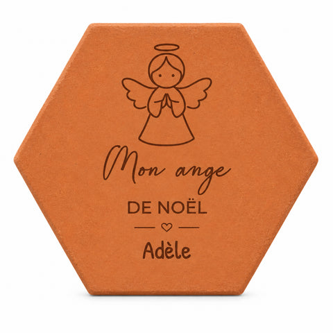Carreau décoratif personnalisé Mon Ange de noël en terre cuite, motif ange de Noël et cœur entre filets. — vue sur fond blanc