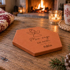 Carreau décoratif personnalisé Mon Ange de noël en terre cuite, motif ange de Noël et cœur entre filets. — vue de profil