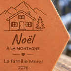 Carreau décoratif personnalisé Noël à la montagne avec chalet, cœur et inscriptions de fête — vue rapprochée du motif