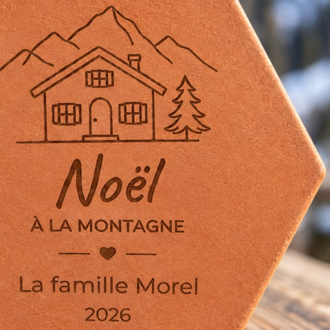 Carreau décoratif personnalisé Noël à la montagne avec chalet, cœur et inscriptions de fête — vue rapprochée du motif