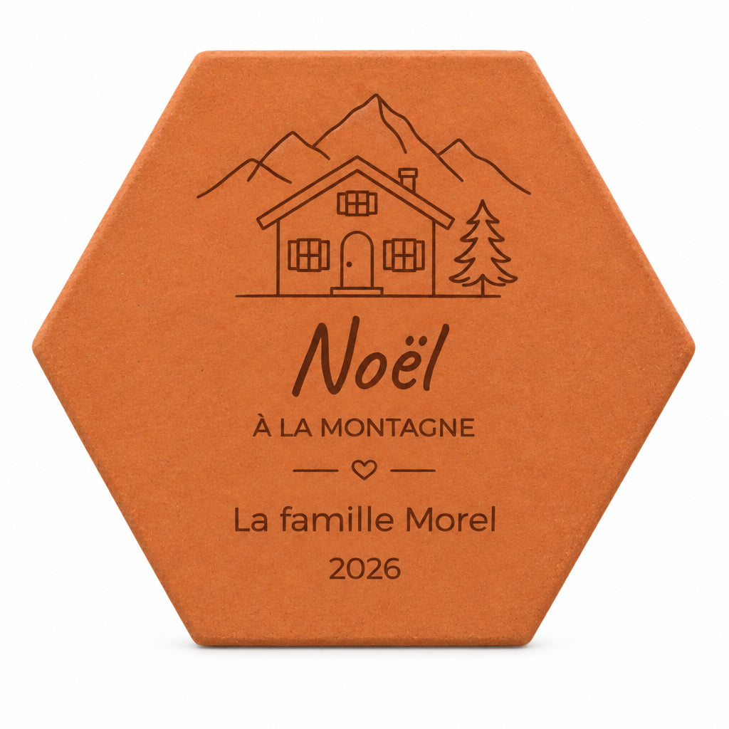 Carreau décoratif personnalisé Noël à la montagne avec chalet, cœur et inscriptions de fête — vue sur fond blanc