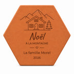Carreau décoratif personnalisé Noël à la montagne avec chalet, cœur et inscriptions de fête — vue sur fond blanc