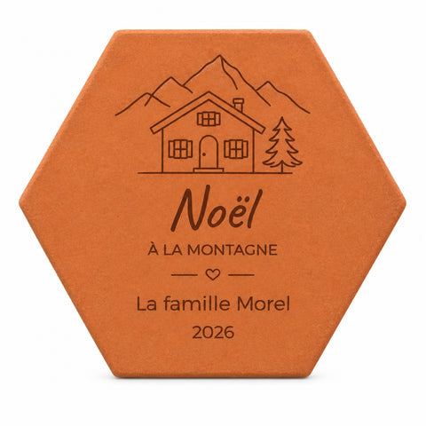 Carreau décoratif personnalisé Noël à la montagne avec chalet, cœur et inscriptions de fête — vue sur fond blanc