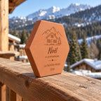 Carreau décoratif personnalisé Noël à la montagne avec chalet, cœur et inscriptions de fête — vue de profil